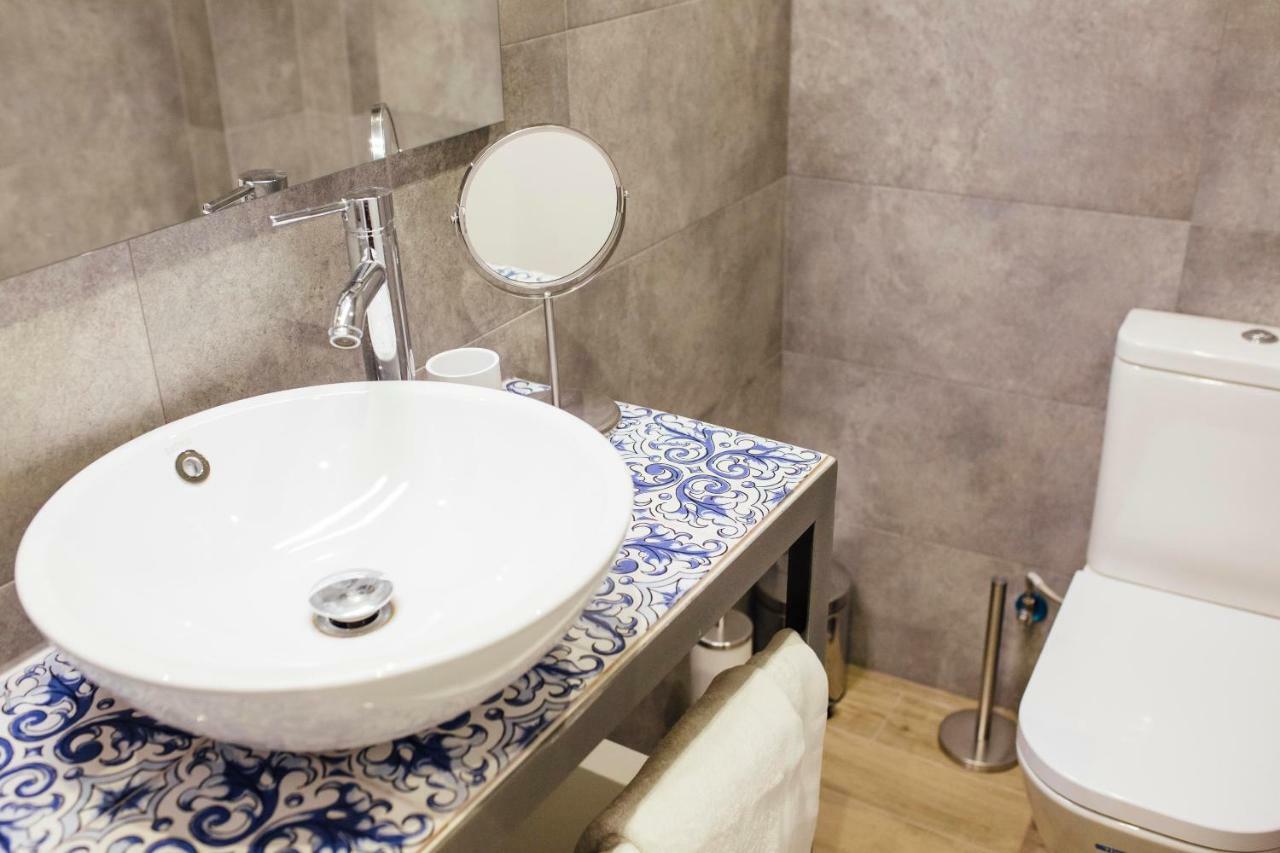 O&L Byron Suites * Seville
